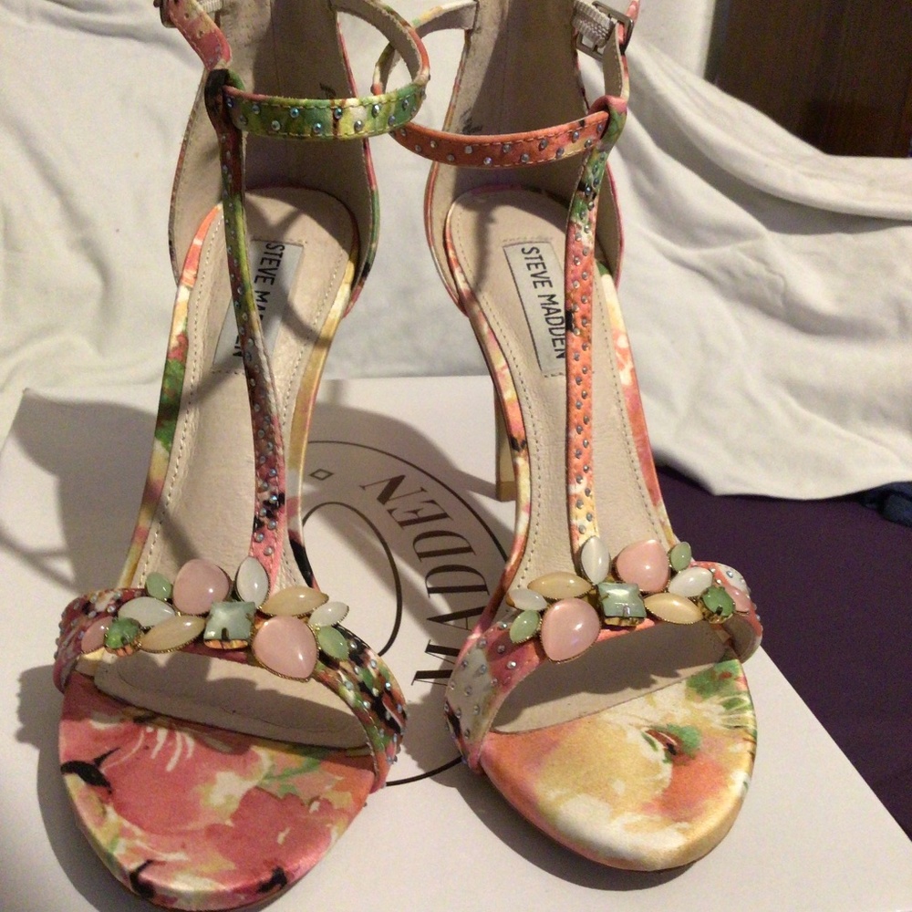 NWOT Steve Madden Shawna Floral Mul 7.5